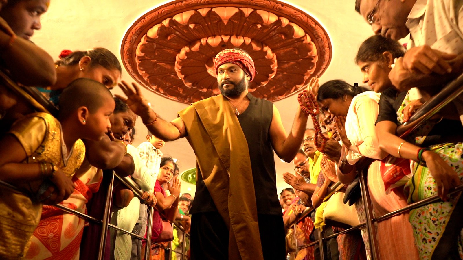 பைரவரின் தெய்வீக சக்தியை பிரதிபலிக்கும் பைரவர் சிலை மற்றும் பக்தர்கள் செய்யும் வழிபாடு